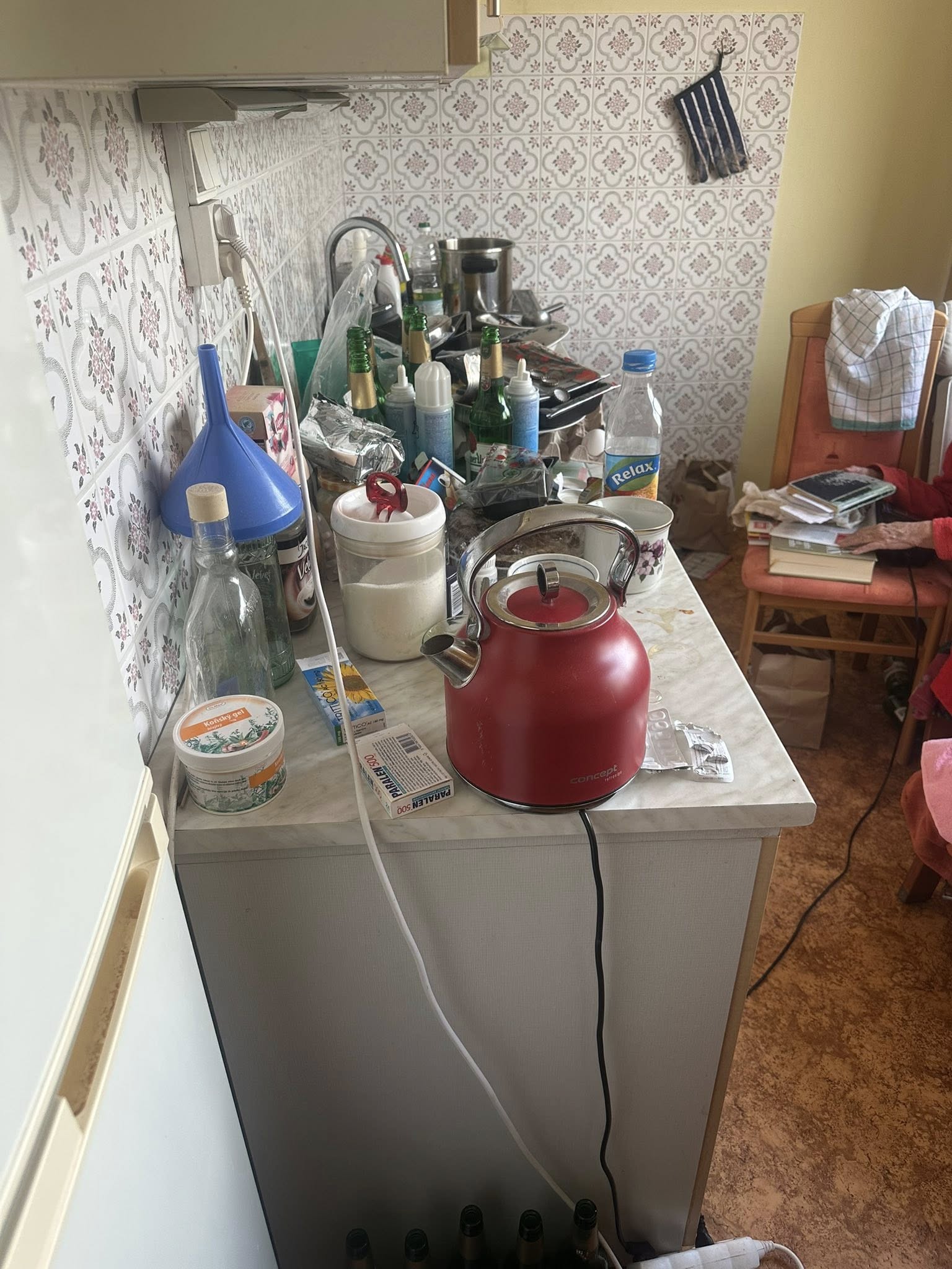 Kuchyňská linka před úklidem