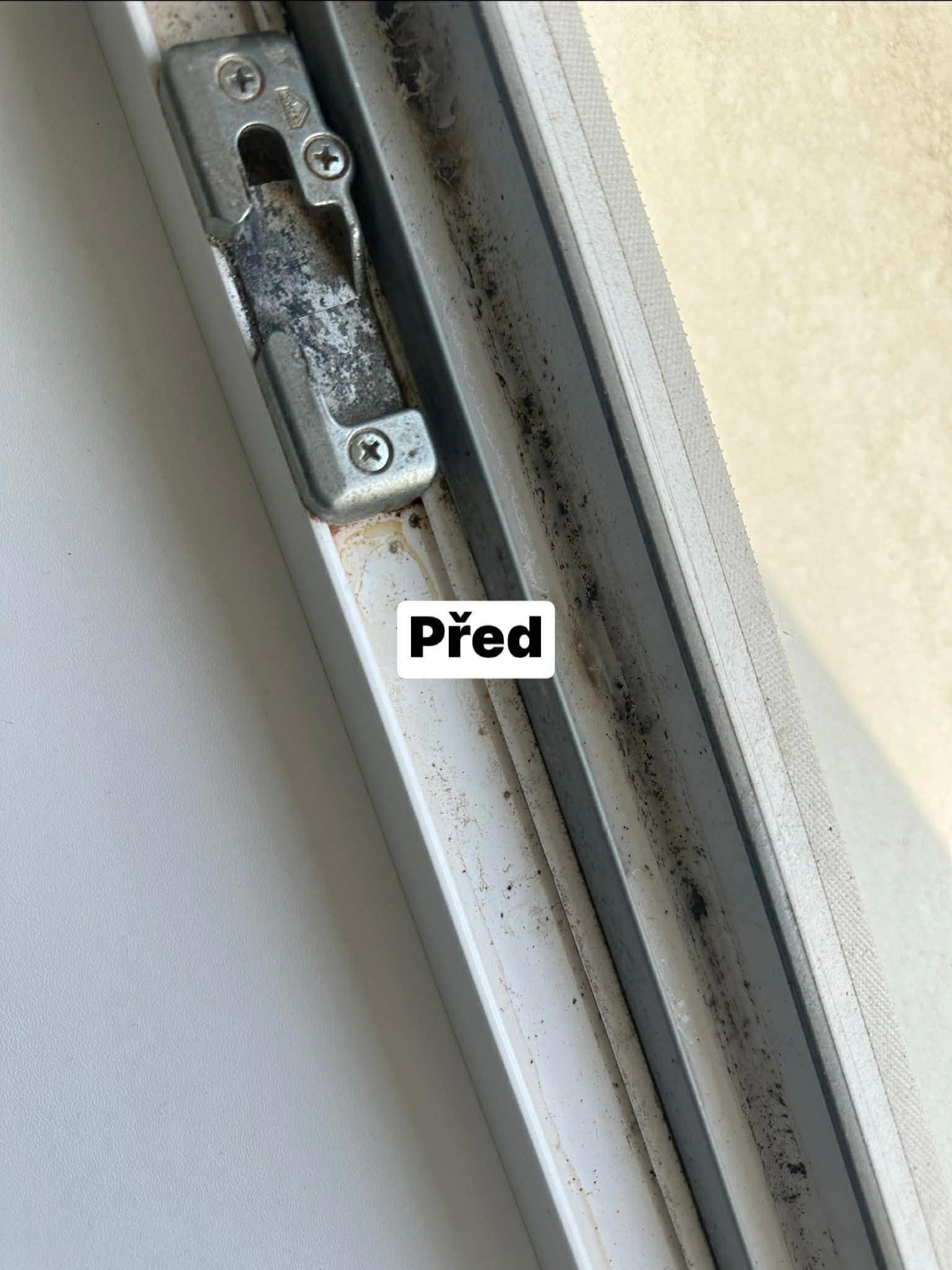 Okenní rám před úklidem